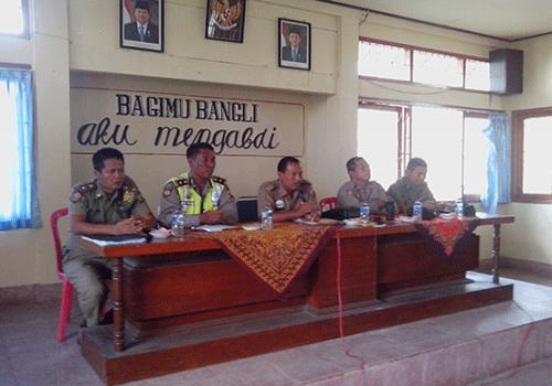 Memberikan materi latihan tugas Satlinmas dalam pengamanan Pemilu 2014 yang diselenggarakan oleh Badan Kesbangpolinmas di 4 (empat) Kecamatan di Kabupaten Bangli