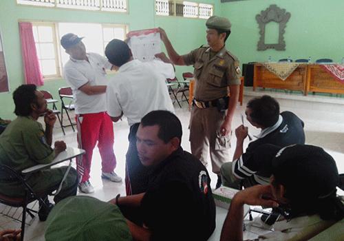 Memberikan materi latihan tugas Satlinmas dalam pengamanan Pemilu 2014 yang diselenggarakan oleh Badan Kesbangpolinmas di 4 (empat) Kecamatan di Kabupaten Bangli